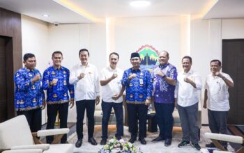 Wakil Gubernur sekaligus Ketua Panitia Besar Porprov XVII, Taj Yasin Maimoen dengan pengurus KONI Jateng (foto: Pemprov Jateng)