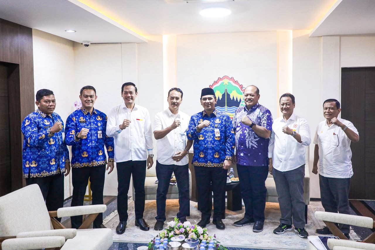 Wakil Gubernur sekaligus Ketua Panitia Besar Porprov XVII, Taj Yasin Maimoen dengan pengurus KONI Jateng (foto: Pemprov Jateng)