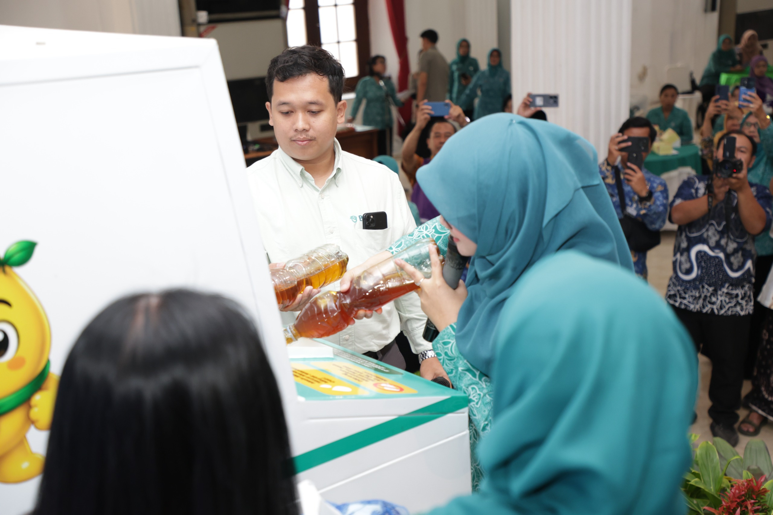 Ketua TP PKK Jateng Nawal Arafah Yasin meluncurkan Gerakan Minyak Jelantah Jadi Rupiah di Semarang (foto: Pemprov Jateng)