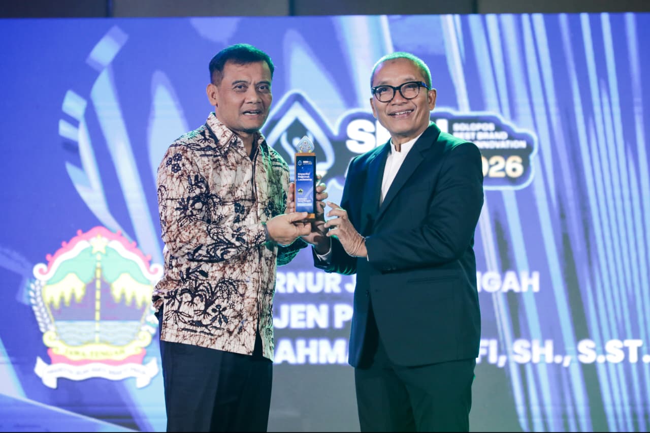 Gubernur Jateng Ahmad Luthfi menerima penghargaan Impactful Regional Leadership di SBBI Award Jumat 17 Juli 2026 (foto: Pemprov Jateng)