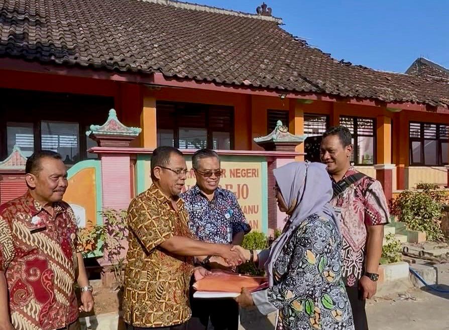 Kepala Dinas Pendidikan Jateng Sadimin meninjau kondisi SDN Tanggirejo Grobogan 23 Juli 2026 (foto: Pemprov Jateng)