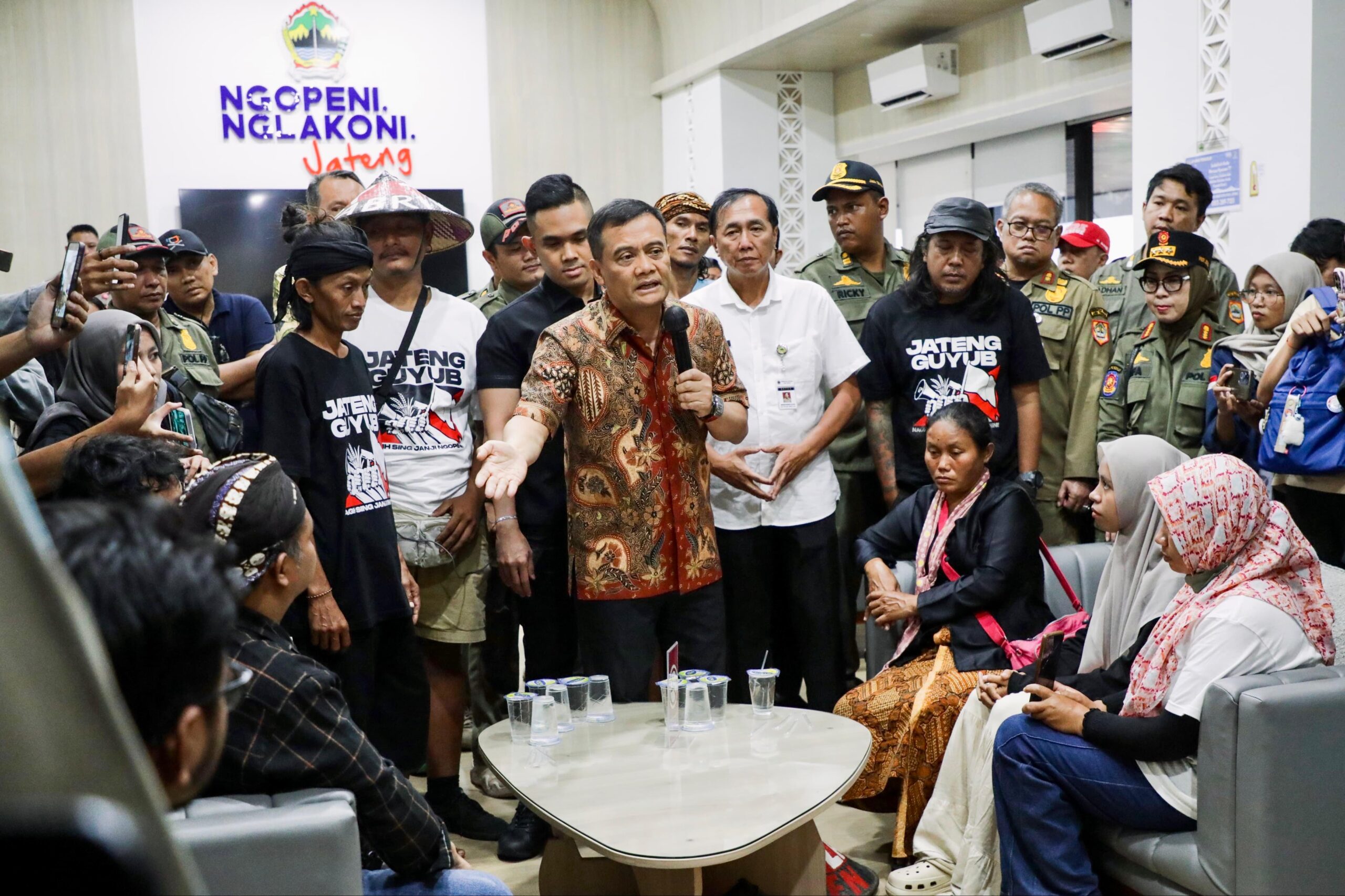Gubernur Jawa Tengah Ahmad Luthfi menerima perwakilan Jateng Guyub di Rumah Rakyat Semarang (foto: Pemprov Jateng)