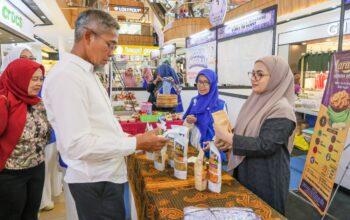 Sekda Jateng Sumarno membuka pameran Iwapi Jateng bertajuk ‘Iwapi Berkarya Ekonomi Jaya’ di Ciputra Mall Semarang (foto: Pemprov Jateng)