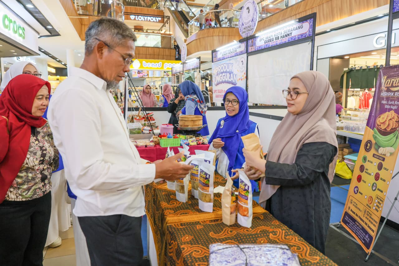 Sekda Jateng Sumarno membuka pameran Iwapi Jateng bertajuk ‘Iwapi Berkarya Ekonomi Jaya’ di Ciputra Mall Semarang (foto: Pemprov Jateng)