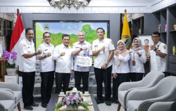 Kepala Distanak Jateng Defransisco Dasilva Tavares memaparkan paparan program Revola Jateng di hadapan Gubernur Ahmad Luthfi, Rabu 29 Juli 2026 (foto: Pemprov Jateng)