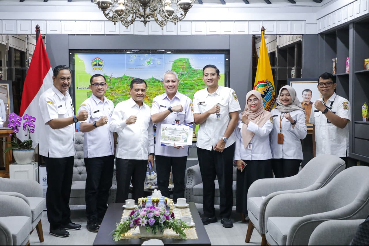 Kepala Distanak Jateng Defransisco Dasilva Tavares memaparkan paparan program Revola Jateng di hadapan Gubernur Ahmad Luthfi, Rabu 29 Juli 2026 (foto: Pemprov Jateng)