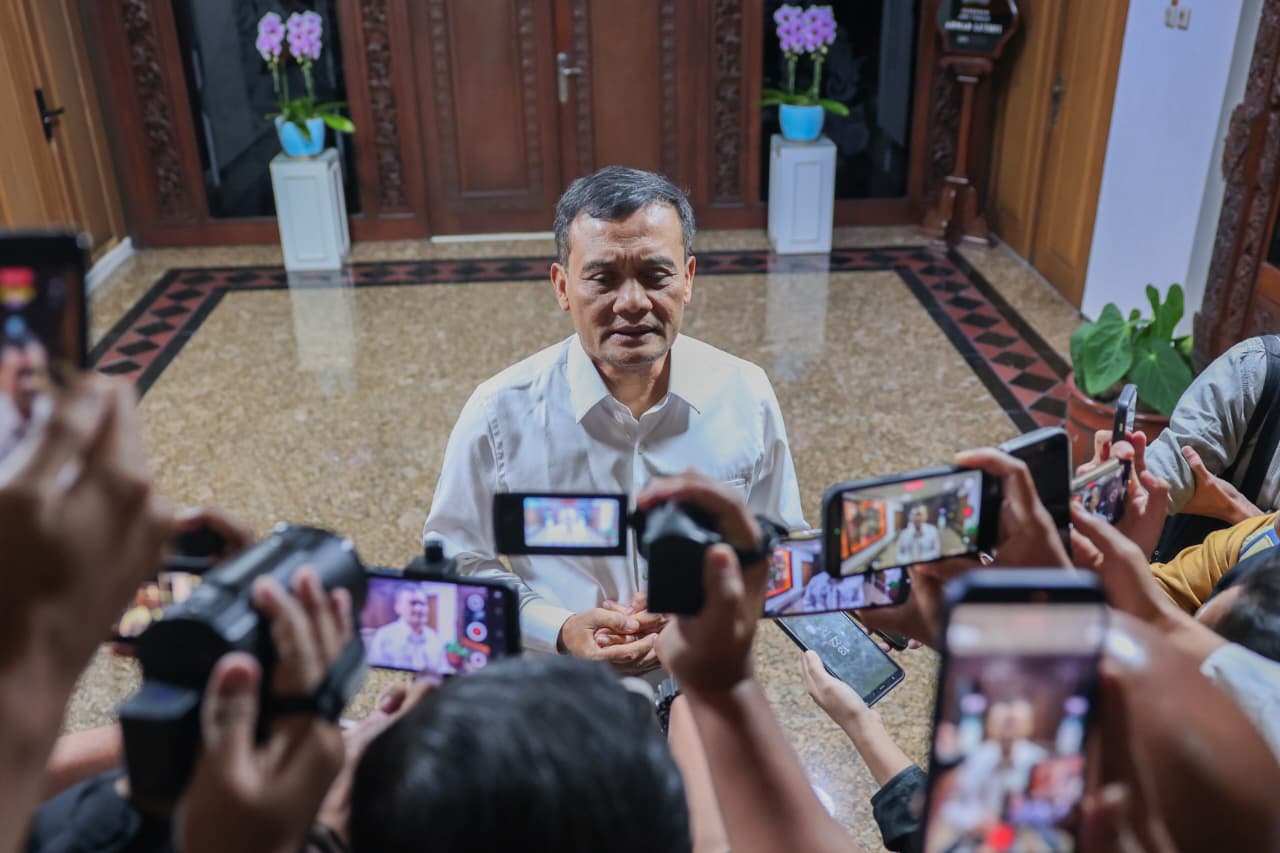 Gubernur Jawa Tengah Ahmad Luthfi memberikan keterangan pers terkait Operasi Tangkap Tangan KPK terhadap Bupati Pemalang (foto: Pemprov Jateng)