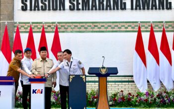 Presiden Prabowo Subianto didampingi Gubernur Ahmad Luthfi menekan tombol sirene peresmian revitalisasi Stasiun Semarang Tawang, Kamis 30 Juli 2026 (foto: Pemprov Jateng)