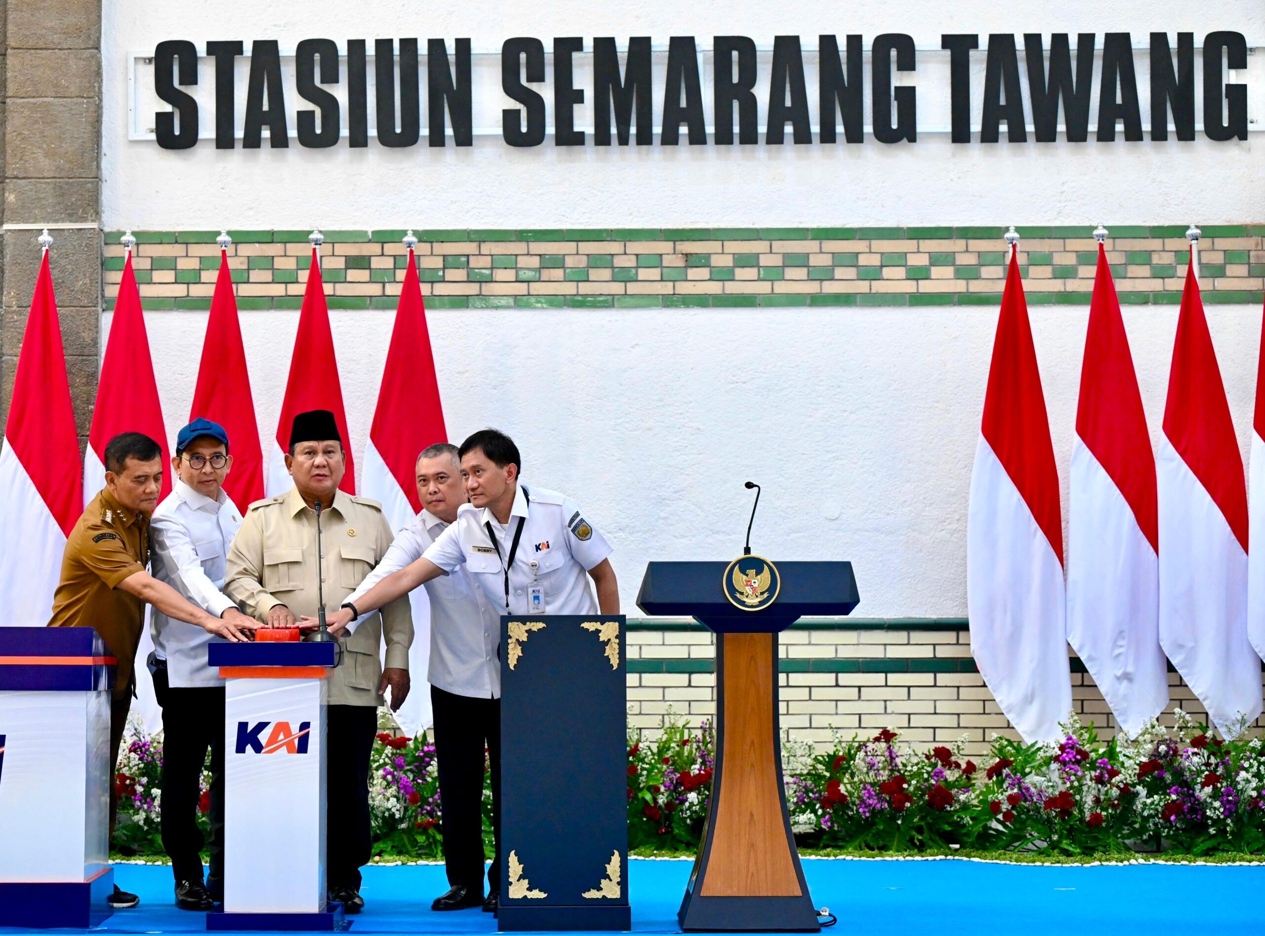 Presiden Prabowo Subianto didampingi Gubernur Ahmad Luthfi menekan tombol sirene peresmian revitalisasi Stasiun Semarang Tawang, Kamis 30 Juli 2026 (foto: Pemprov Jateng)
