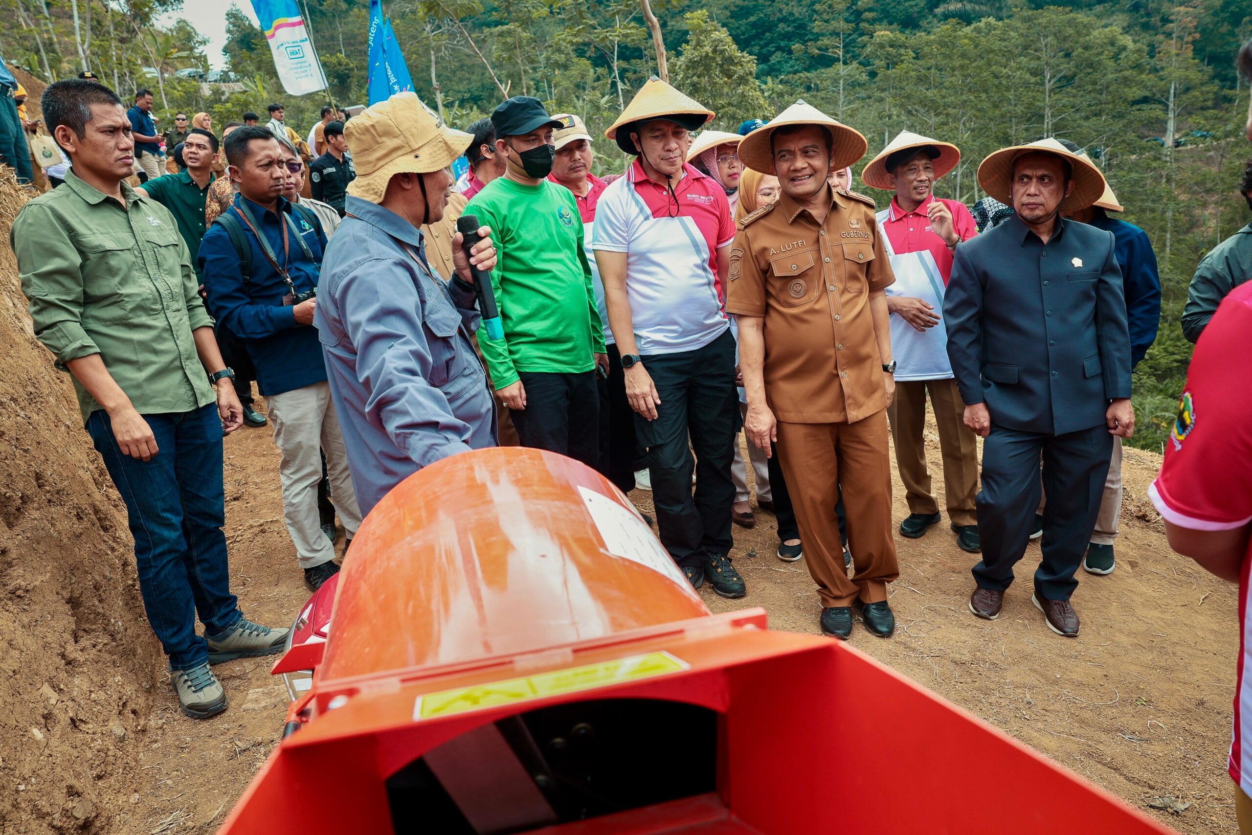Gubernur Jawa Tengah Ahmad Luthfi saat meninjau lahan terintegrasi smart farming Revola Jateng Optimis di Desa Susukan Banjarnegara, Senin 10 Agustus 2026 (foto: Pemprov Jateng)