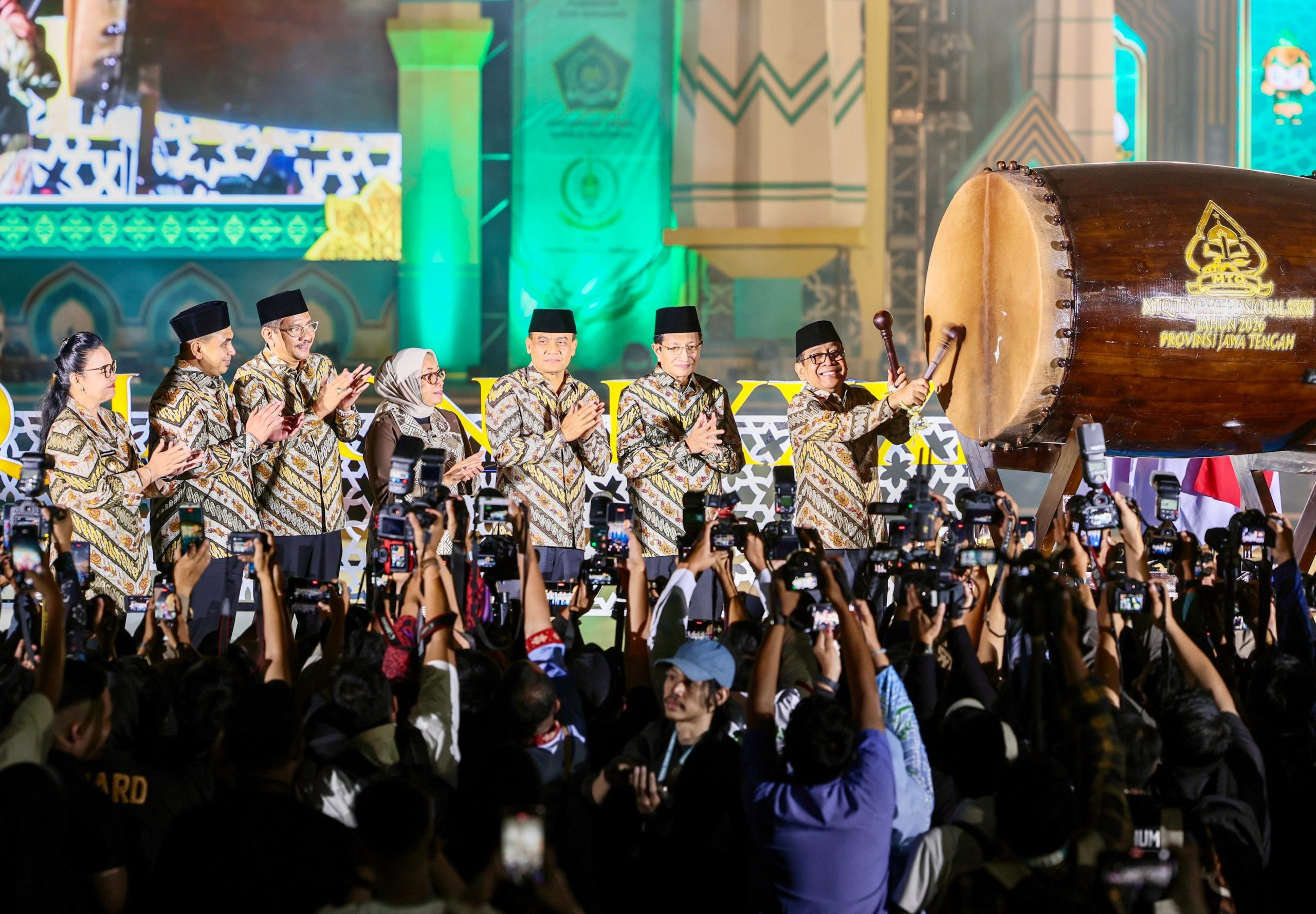 Gubernur Jawa Tengah Ahmad Luthfi bersama Menko PMK Pratikno dan Menag Nasaruddin Umar saat pembukaan MTQ Nasional XXXI di Lapangan Simpang Lima Semarang (foto: Pemprov Jateng)