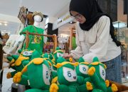 Deretan merchandise resmi MTQ Nasional XXXI seperti boneka maskot Saqur dan suvenir IKM yang dipajang di Dekranasda Store Jawa Tengah (foto: Pemprov Jateng)