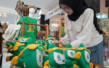 Deretan merchandise resmi MTQ Nasional XXXI seperti boneka maskot Saqur dan suvenir IKM yang dipajang di Dekranasda Store Jawa Tengah (foto: Pemprov Jateng)