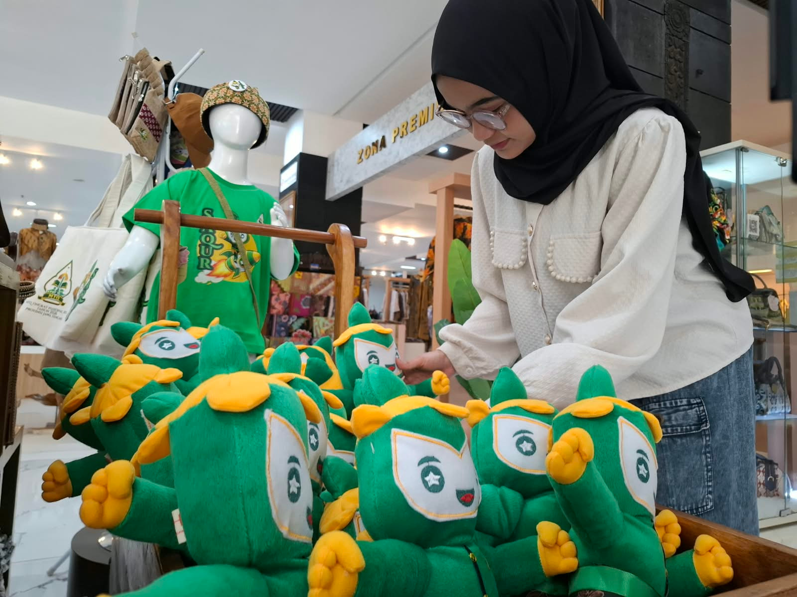 Deretan merchandise resmi MTQ Nasional XXXI seperti boneka maskot Saqur dan suvenir IKM yang dipajang di Dekranasda Store Jawa Tengah (foto: Pemprov Jateng)