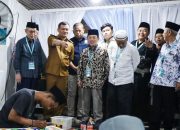 Gubernur Jawa Tengah Ahmad Luthfi bersama Rektor Undip Suharnomo saat meninjau arena lomba kaligrafi MTQ Nasional XXXI di Kampus Undip Semarang (foto: Pemprov Jateng)
