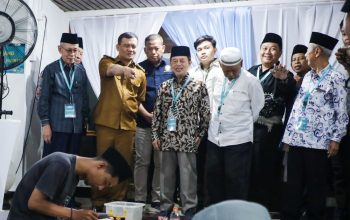 Gubernur Jawa Tengah Ahmad Luthfi bersama Rektor Undip Suharnomo saat meninjau arena lomba kaligrafi MTQ Nasional XXXI di Kampus Undip Semarang (foto: Pemprov Jateng)