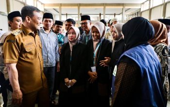 Gubernur Jawa Tengah Ahmad Luthfi bersama Rektor Undip Suharnomo saat meninjau arena lomba kaligrafi MTQ Nasional XXXI di Kampus Undip Semarang (foto: Pemprov Jateng)