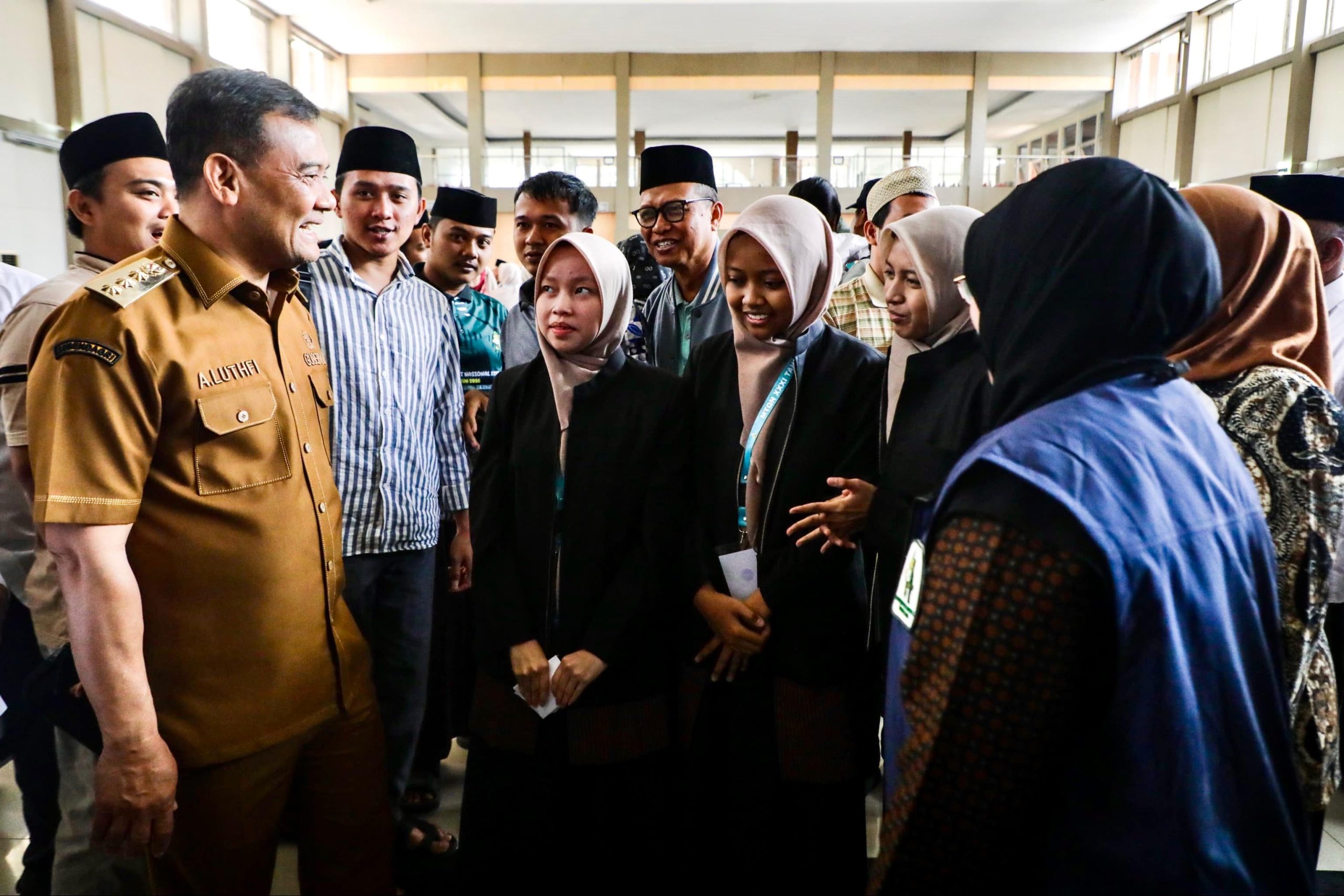Gubernur Jawa Tengah Ahmad Luthfi bersama Rektor Undip Suharnomo saat meninjau arena lomba kaligrafi MTQ Nasional XXXI di Kampus Undip Semarang (foto: Pemprov Jateng)