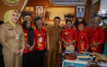 Gubernur Jawa Tengah Ahmad Luthfi saat meninjau stan UMKM di Pameran Serambi Nusantara kawasan Simpang Lima Semarang (foto: Pemprov Jateng)