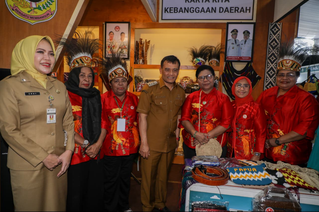 Gubernur Jawa Tengah Ahmad Luthfi saat meninjau stan UMKM di Pameran Serambi Nusantara kawasan Simpang Lima Semarang (foto: Pemprov Jateng)