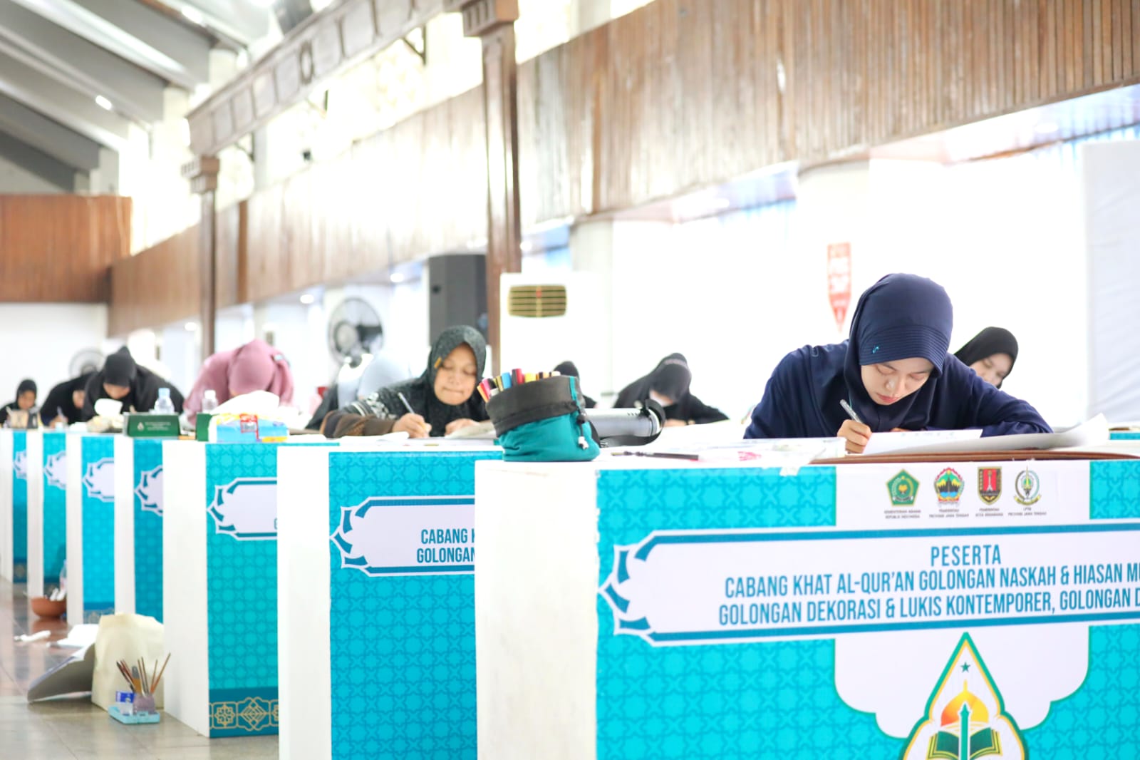 Peserta cabang kaligrafi pada MTQ Nasional XXXI 2026 di Auditorium Imam Barjo Undip Semarang, Senin, 14 September 2026 (foto: Pemprov Jateng)