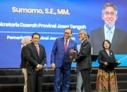 Sekda Provinsi Jawa Tengah Sumarno (tengah) menerima penghargaan predikat Sangat Memuaskan pada acara Graduation RPL JPT Utama/Madya 2026 di Kantor LAN, Jakarta, Selasa, 15 September 2026 (foto: Pemprov Jateng)