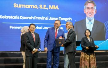 Sekda Provinsi Jawa Tengah Sumarno (tengah) menerima penghargaan predikat Sangat Memuaskan pada acara Graduation RPL JPT Utama/Madya 2026 di Kantor LAN, Jakarta, Selasa, 15 September 2026 (foto: Pemprov Jateng)