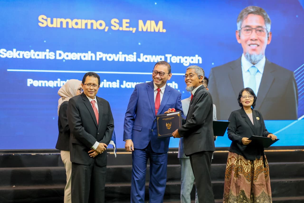 Sekda Provinsi Jawa Tengah Sumarno (tengah) menerima penghargaan predikat Sangat Memuaskan pada acara Graduation RPL JPT Utama/Madya 2026 di Kantor LAN, Jakarta, Selasa, 15 September 2026 (foto: Pemprov Jateng)