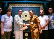 Gubernur Jawa Tengah Ahmad Luthfi (tengah) berfoto bersama perwakilan investor asal Dubai, Talal Ourfali, usai pembahasan investasi mini refinery senilai Rp5 triliun di Jakarta, Selasa malam, 15 September 2026 (foto: Pemprov Jateng)