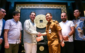 Gubernur Jawa Tengah Ahmad Luthfi (tengah) berfoto bersama perwakilan investor asal Dubai, Talal Ourfali, usai pembahasan investasi mini refinery senilai Rp5 triliun di Jakarta, Selasa malam, 15 September 2026 (foto: Pemprov Jateng)