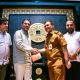 Gubernur Jawa Tengah Ahmad Luthfi (tengah) berfoto bersama perwakilan investor asal Dubai, Talal Ourfali, usai pembahasan investasi mini refinery senilai Rp5 triliun di Jakarta, Selasa malam, 15 September 2026 (foto: Pemprov Jateng)