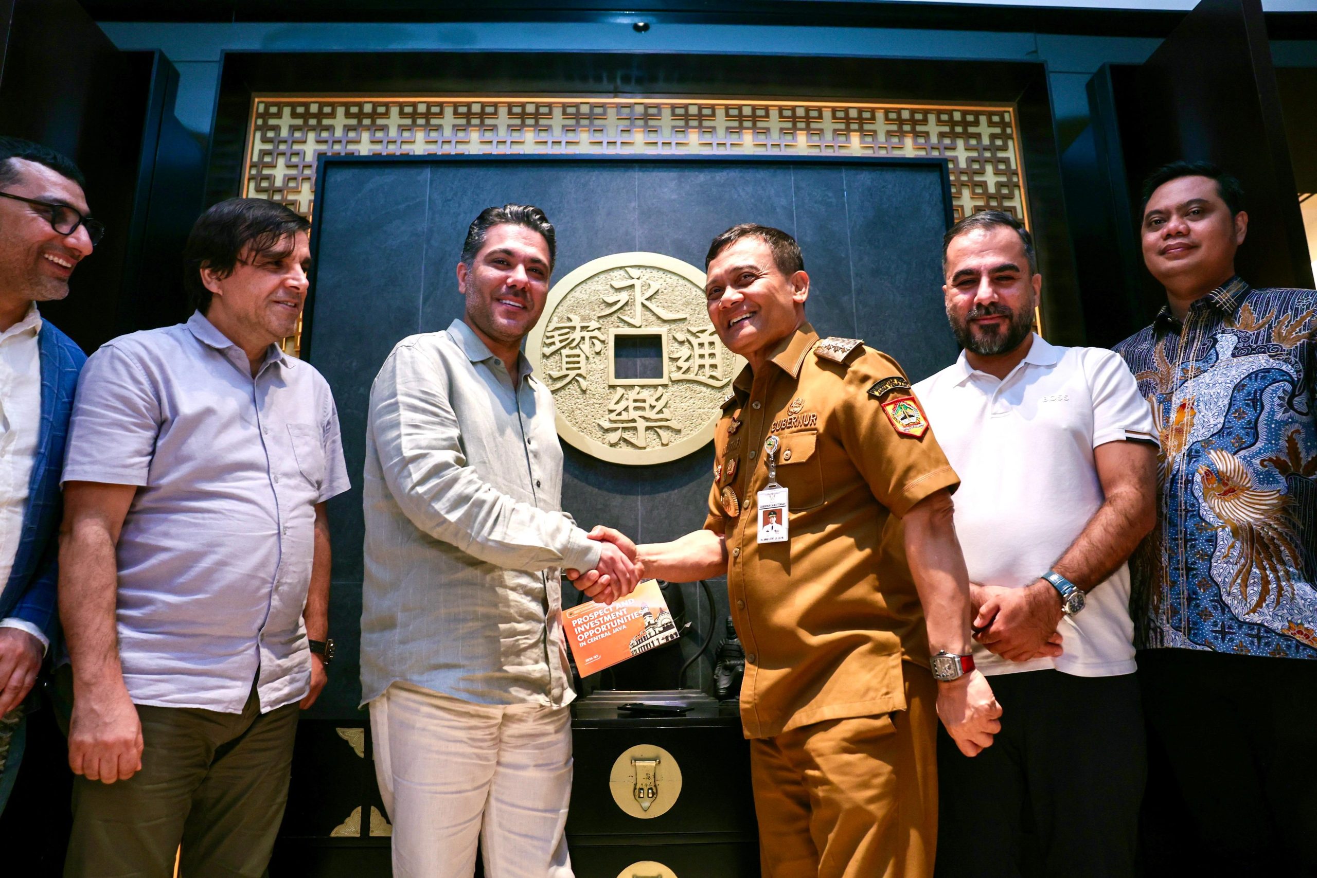Gubernur Jawa Tengah Ahmad Luthfi (tengah) berfoto bersama perwakilan investor asal Dubai, Talal Ourfali, usai pembahasan investasi mini refinery senilai Rp5 triliun di Jakarta, Selasa malam, 15 September 2026 (foto: Pemprov Jateng)