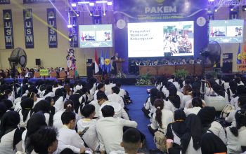 Irjen Pol (Purn) Faizal Tayeb SIK MH menyampaikan materi wawasan kebangsaan di hadapan ribuan mahasiswa baru pada acara PAKEM USM di Gedung Gelora USM, Semarang, Sabtu, 12 September 2026 (foto: USM)