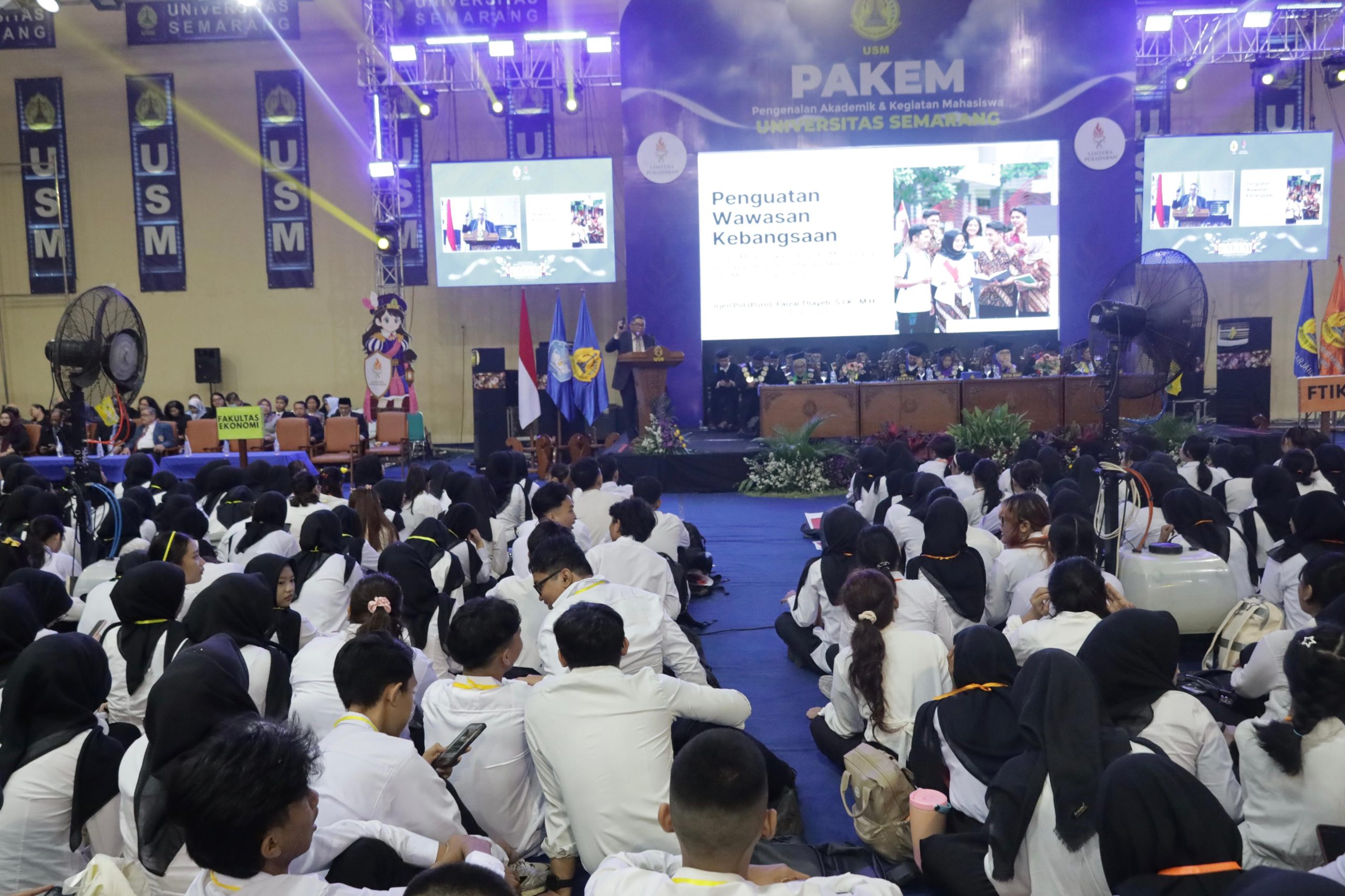 Irjen Pol (Purn) Faizal Tayeb SIK MH menyampaikan materi wawasan kebangsaan di hadapan ribuan mahasiswa baru pada acara PAKEM USM di Gedung Gelora USM, Semarang, Sabtu, 12 September 2026 (foto: USM)