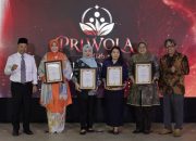 Para penerima anugerah kepemimpinan komunikasi perempuan memamerkan trofi penghargaan PRIWOLA 2026 di Kampus Universitas Semarang, Kamis, 10 September 2026 (foto: USM)