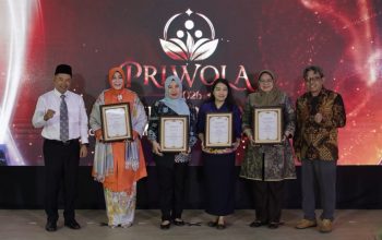Para penerima anugerah kepemimpinan komunikasi perempuan memamerkan trofi penghargaan PRIWOLA 2026 di Kampus Universitas Semarang, Kamis, 10 September 2026 (foto: USM)
