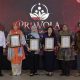 Para penerima anugerah kepemimpinan komunikasi perempuan memamerkan trofi penghargaan PRIWOLA 2026 di Kampus Universitas Semarang, Kamis, 10 September 2026 (foto: USM)