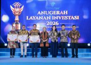 Gubernur Jawa Tengah Ahmad Luthfi (tengah) menerima piala Anugerah Layanan Investasi (ALI) 2026 (foto: Pemprov Jateng)