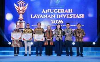 Gubernur Jawa Tengah Ahmad Luthfi (tengah) menerima piala Anugerah Layanan Investasi (ALI) 2026 (foto: Pemprov Jateng)