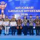 Gubernur Jawa Tengah Ahmad Luthfi (tengah) menerima piala Anugerah Layanan Investasi (ALI) 2026 (foto: Pemprov Jateng)