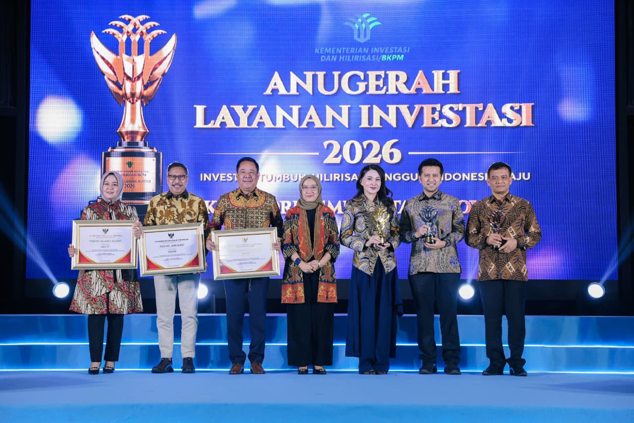 Gubernur Jawa Tengah Ahmad Luthfi (tengah) menerima piala Anugerah Layanan Investasi (ALI) 2026 (foto: Pemprov Jateng)