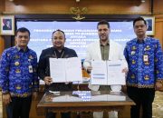 Penandatanganan kerja sama pembangunan mini refinery antara Komisaris Nusantara Petroleum and Petrochemical Talal Ourfali dan Perumda Aneka Usaha Jepara di Kantor Gubernur Jateng, Kamis, 17 September 2026 (foto: Pemprov Jateng)