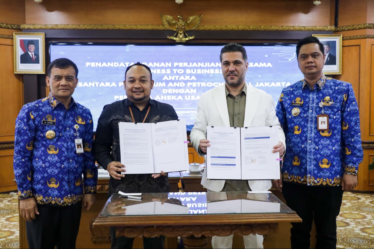 Penandatanganan kerja sama pembangunan mini refinery antara Komisaris Nusantara Petroleum and Petrochemical Talal Ourfali dan Perumda Aneka Usaha Jepara di Kantor Gubernur Jateng, Kamis, 17 September 2026 (foto: Pemprov Jateng)