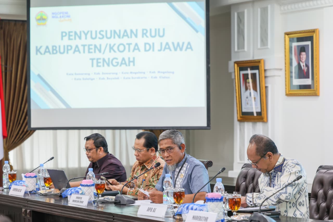 Sekda Provinsi Jawa Tengah Sumarno menyampaikan arahan dalam kegiatan Konsultasi Publik Penyusunan Naskah Akademik dan RUU 8 Kabupaten/Kota di Kompleks Kantor Gubernur Jateng, Semarang, Jumat, 18 September 2026 (foto: Pemprov Jateng)