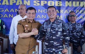 Gubernur Jawa Tengah Ahmad Luthfi bersama Pangkoarmada RI Laksamana Madya TNI Denih Hendrata (kiri) saat konferensi pers pengungkapan 407 ton solar ilegal di Mako Lanal Semarang, Senin, 21 September 2026 (foto: Pemprov Jateng)