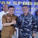 Gubernur Jawa Tengah Ahmad Luthfi bersama Pangkoarmada RI Laksamana Madya TNI Denih Hendrata (kiri) saat konferensi pers pengungkapan 407 ton solar ilegal di Mako Lanal Semarang, Senin, 21 September 2026 (foto: Pemprov Jateng)