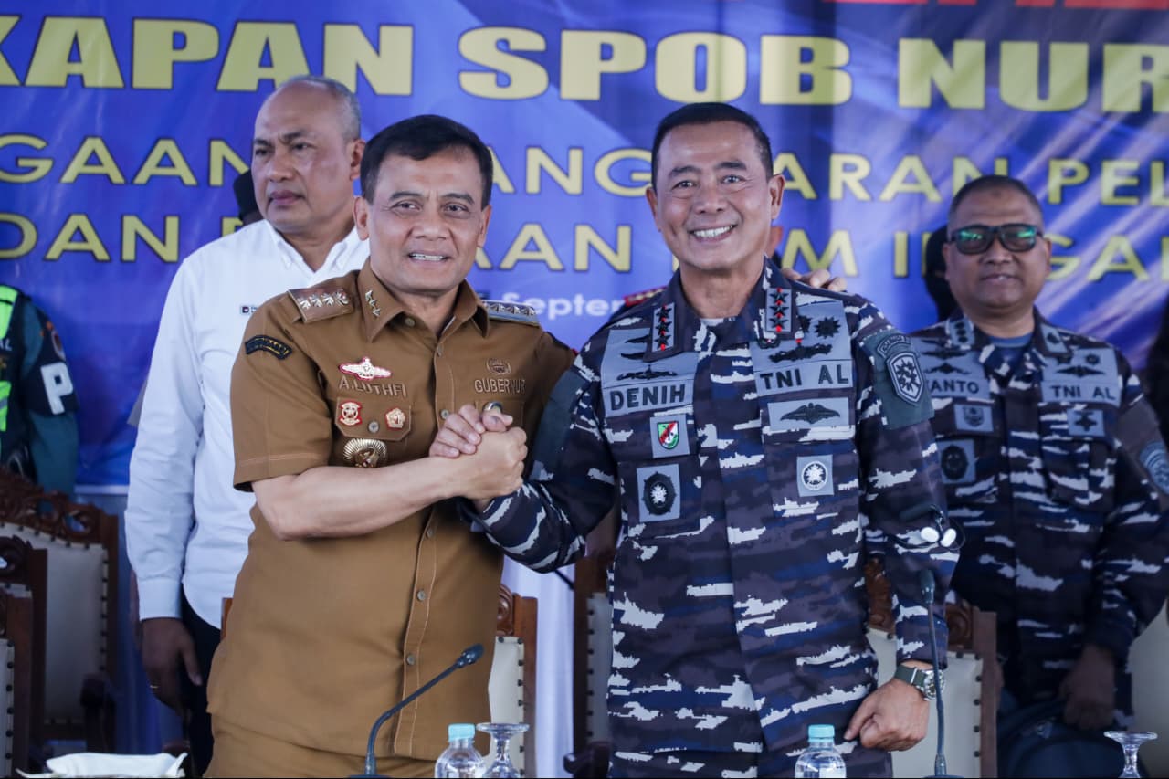 Gubernur Jawa Tengah Ahmad Luthfi bersama Pangkoarmada RI Laksamana Madya TNI Denih Hendrata (kiri) saat konferensi pers pengungkapan 407 ton solar ilegal di Mako Lanal Semarang, Senin, 21 September 2026 (foto: Pemprov Jateng)