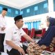 Wakil Gubernur Jawa Tengah Taj Yasin Maimoen menyerahkan bantuan perbaikan RTLH Baznas Tahap III 2026 di Kompleks Kantor Gubernur Jateng, Semarang, Rabu, 23 September 2026 (foto: Pemprov Jateng)
