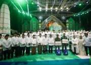 Gubernur Jateng Ahmad Luthfi menyerahkan bonus umrah dan uang pembinaan bagi kafilah Jateng usai memborong 36 gelar di MTQ Nasional XXXI 2026 (foto: Pemprov Jateng)