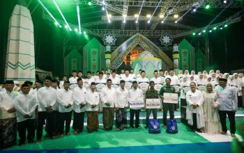 Gubernur Jateng Ahmad Luthfi menyerahkan bonus umrah dan uang pembinaan bagi kafilah Jateng usai memborong 36 gelar di MTQ Nasional XXXI 2026 (foto: Pemprov Jateng)